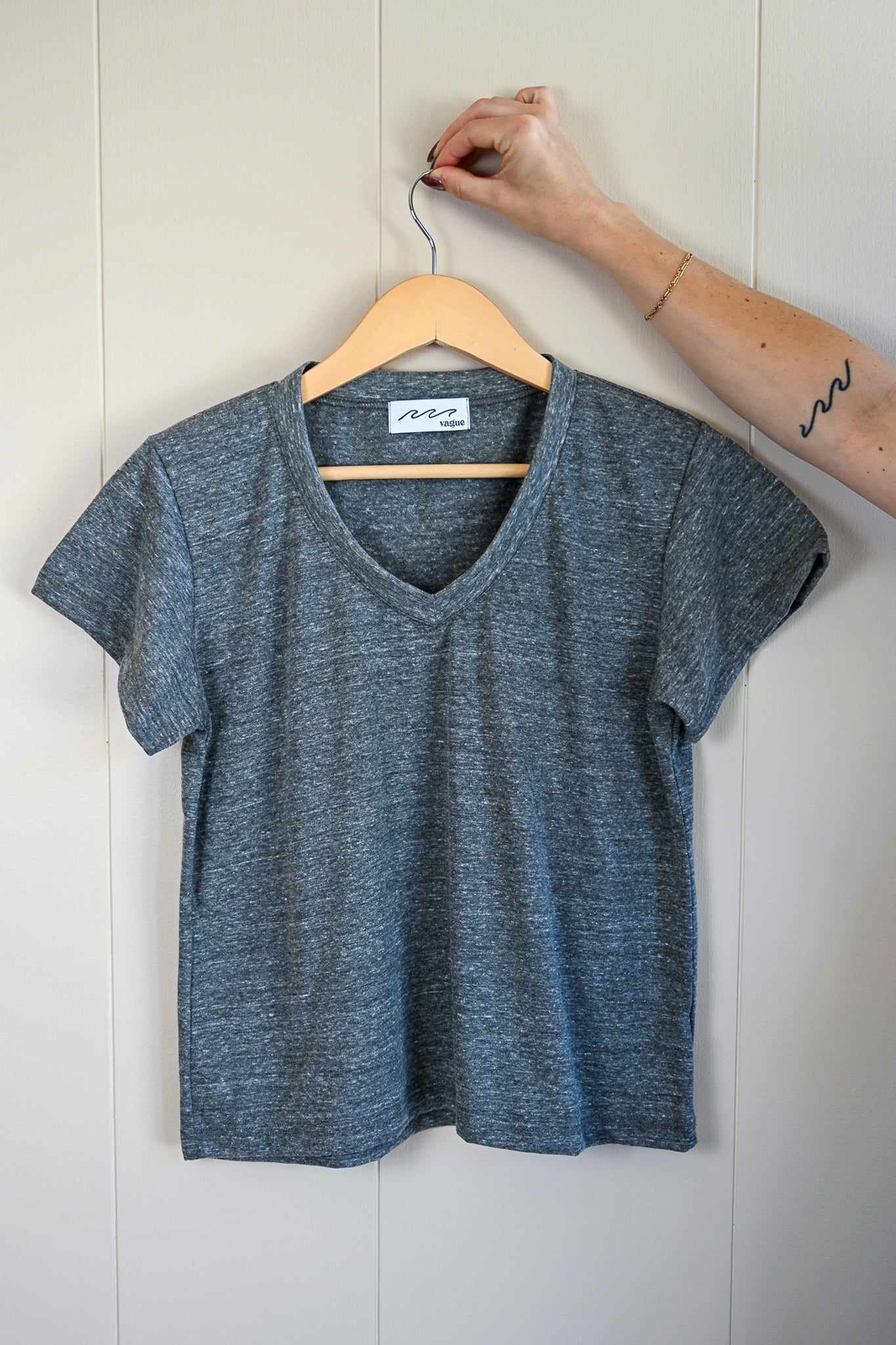 Wave Label V Neck Tee - Fog