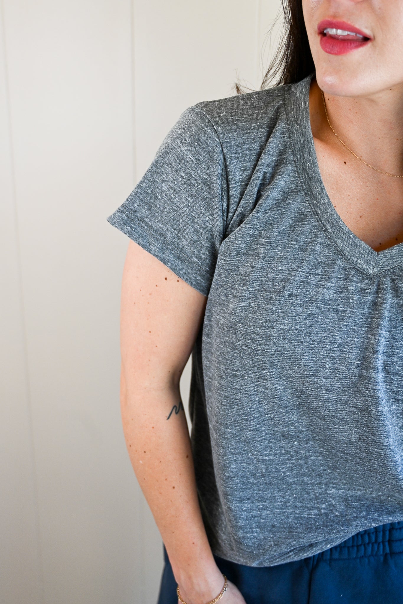 Wave Label V Neck - Fog
