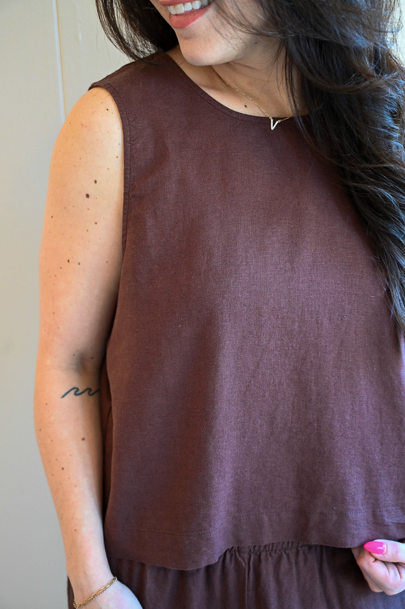 Jewell Avenue Linen Tank Top - Chocolate Cherry