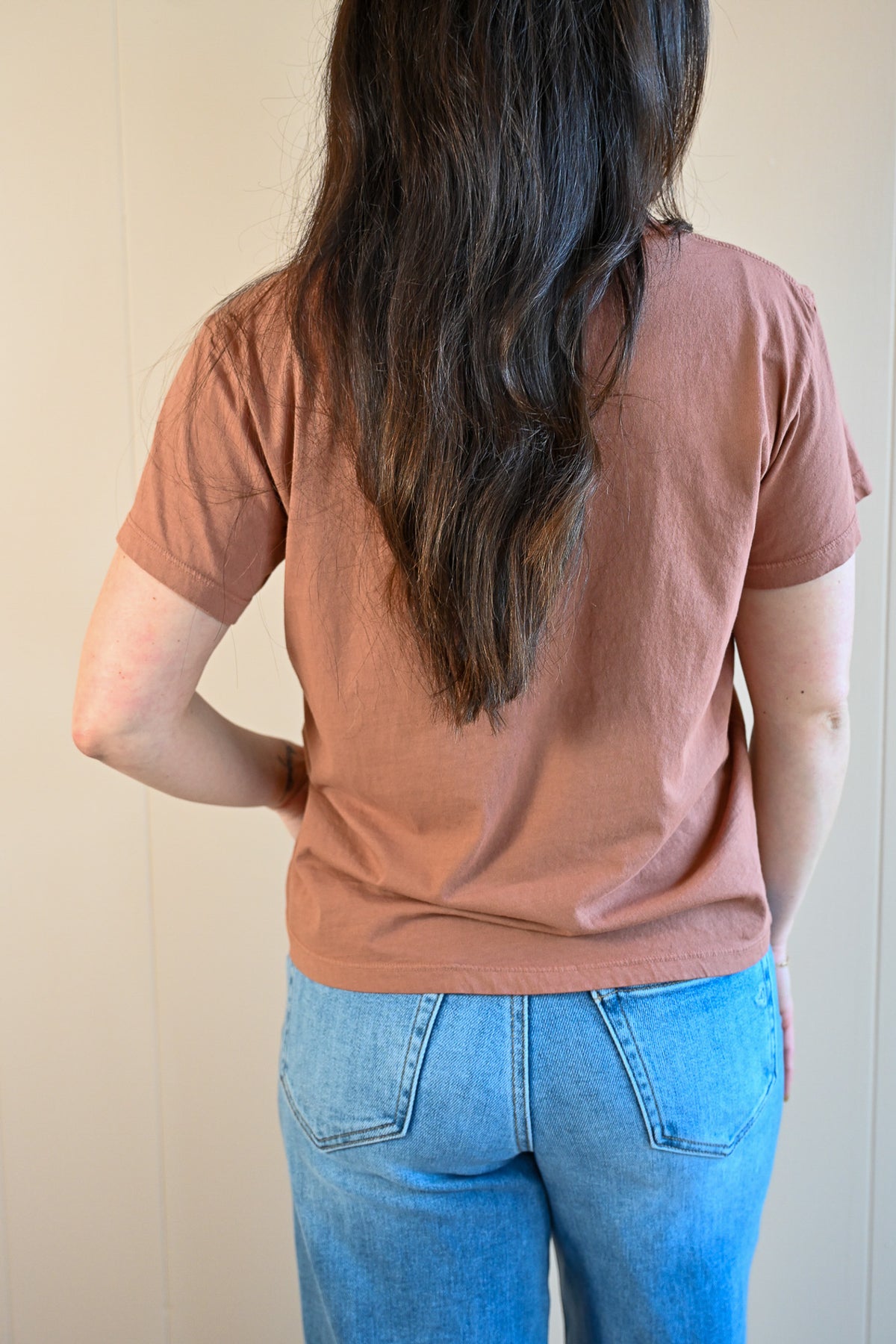 Wave Label V Neck Tee - Cooper Molera Adobe