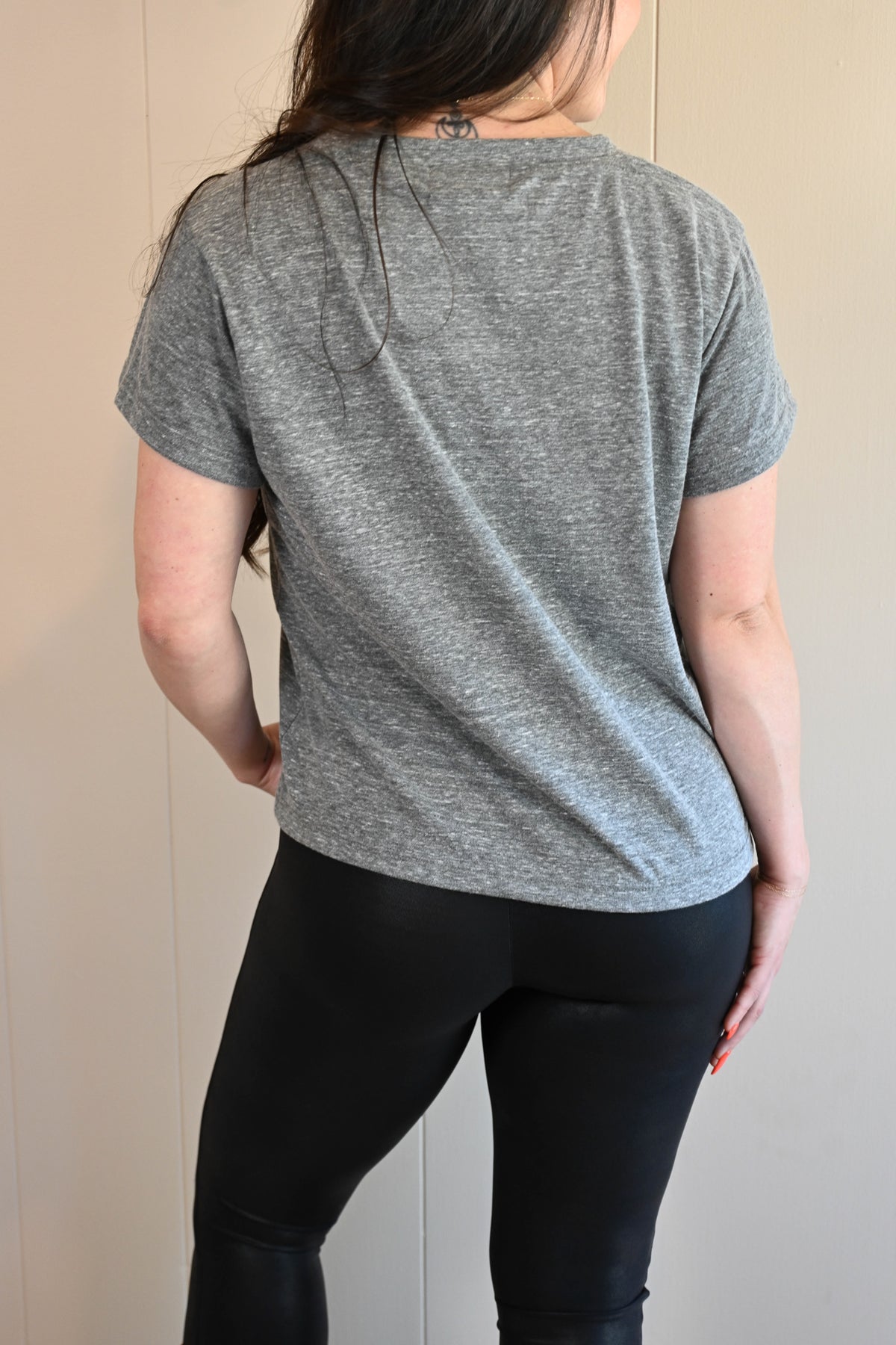 Wave Label V Neck Tee - Fog