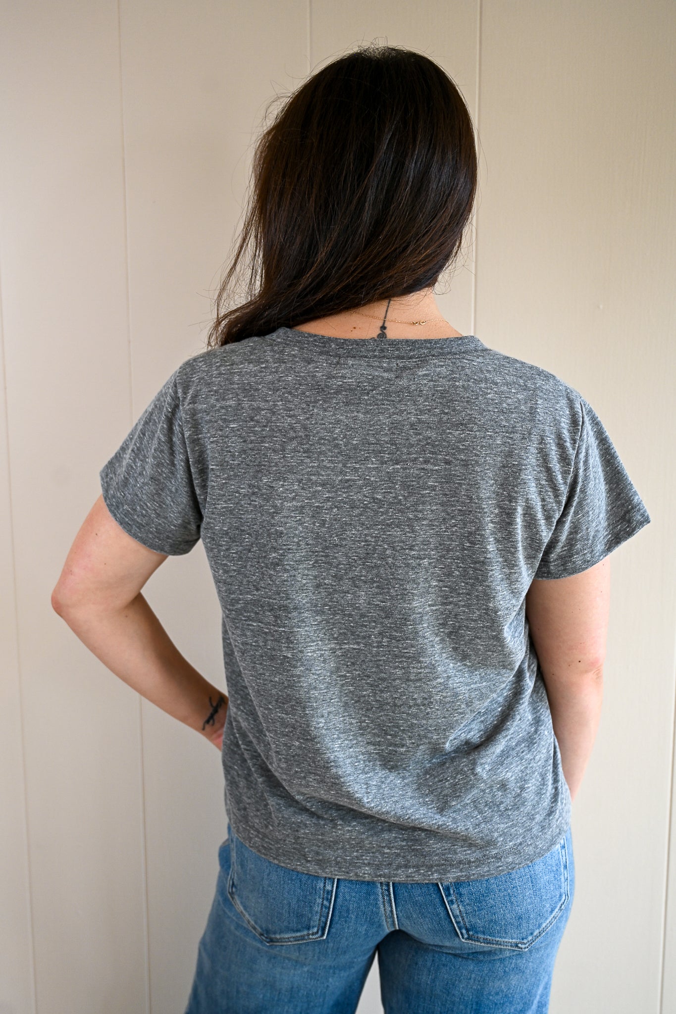 Wave Label V Neck Tee - Fog
