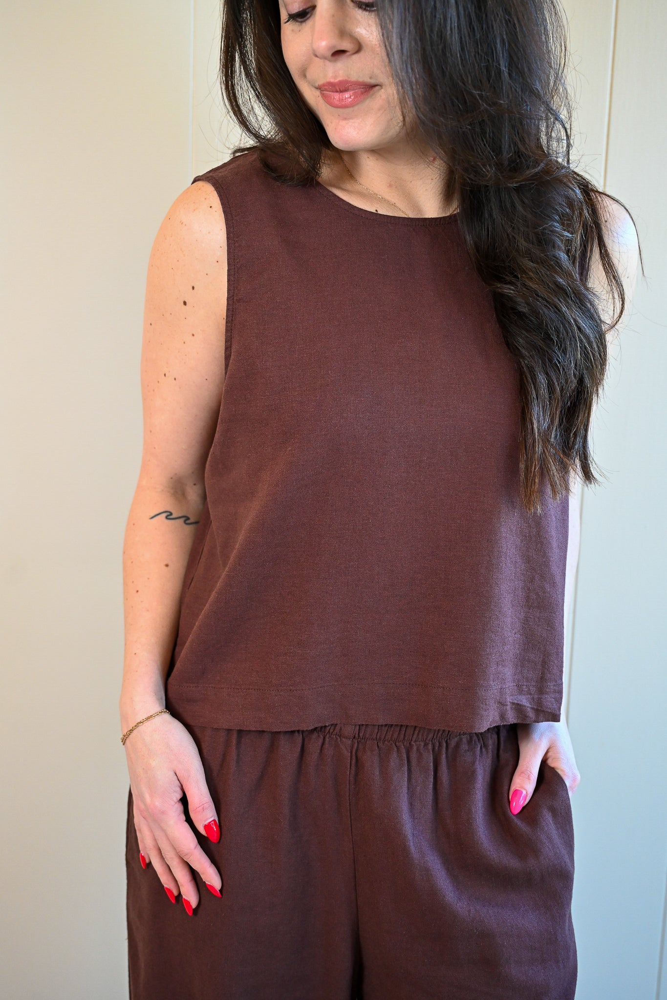 Jewell Avenue Linen Tank Top - Chocolate Cherry